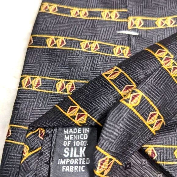 Vintage Neo Bill Blass 100% Silk Tie - Classic Black & Gold Motif - Picture 7 of 11
